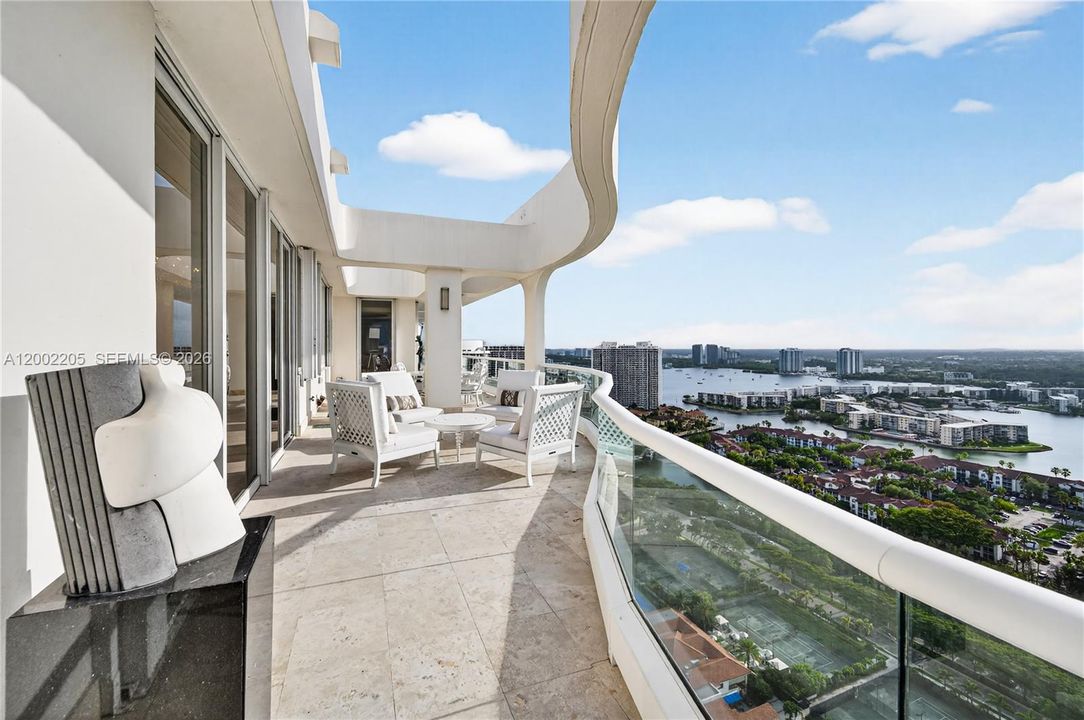 For Sale: $5,500,000 (7 beds, 7 baths, 7700 Square Feet)