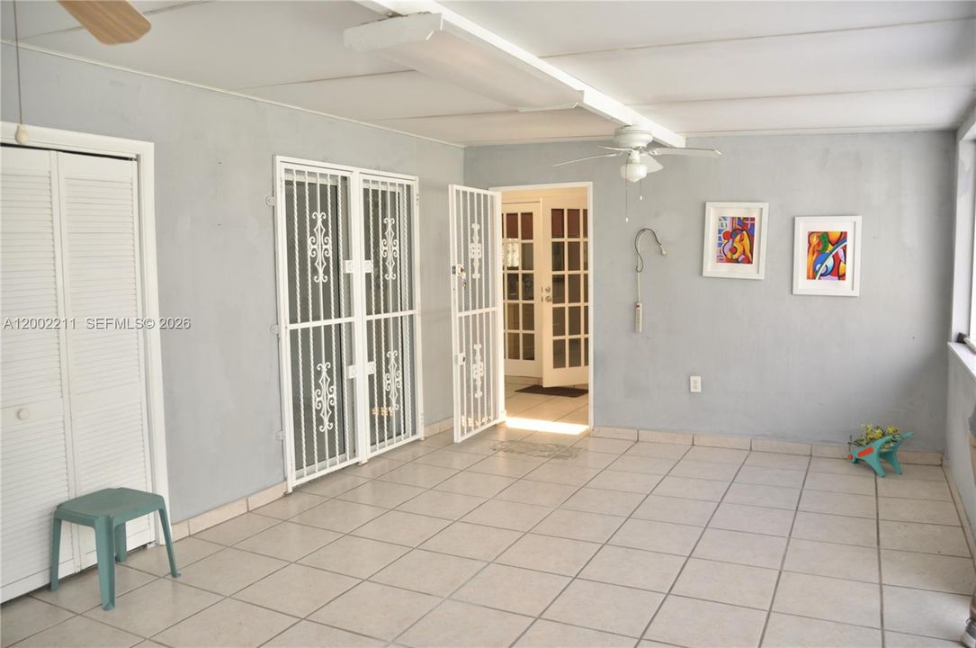 Activo con contrato: $695,500 (4 camas, 3 baños, 2366 Pies cuadrados)
