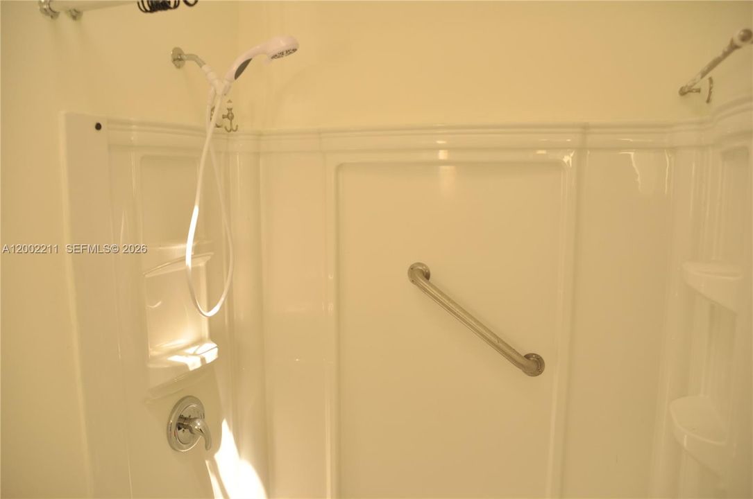 Activo con contrato: $695,500 (4 camas, 3 baños, 2366 Pies cuadrados)