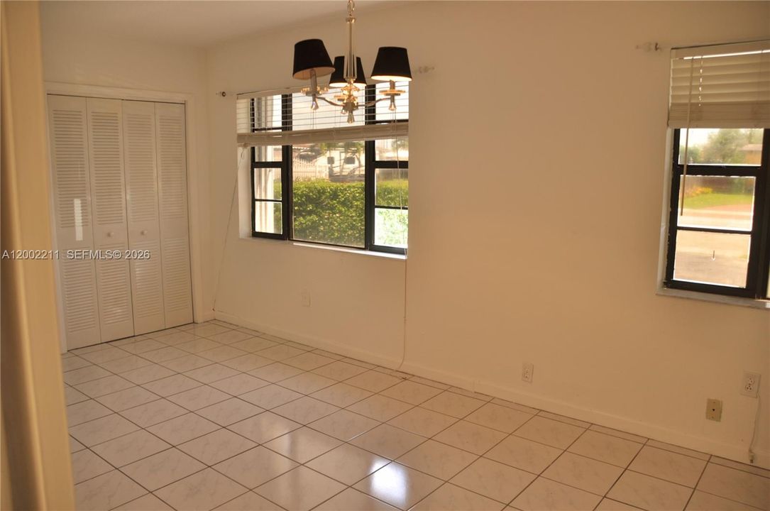 Activo con contrato: $695,500 (4 camas, 3 baños, 2366 Pies cuadrados)