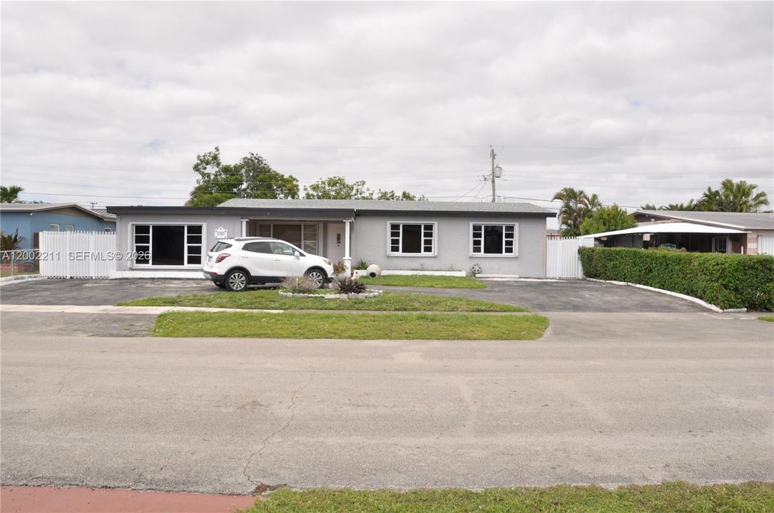 Activo con contrato: $695,500 (4 camas, 3 baños, 2366 Pies cuadrados)