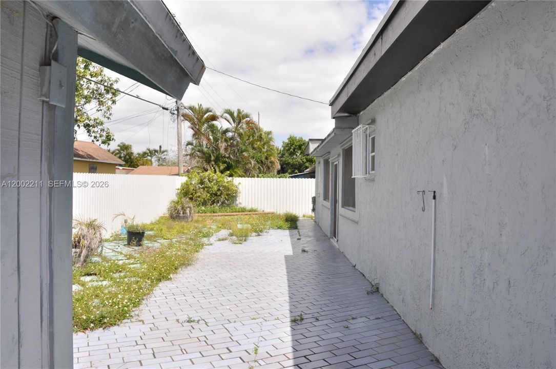 Activo con contrato: $695,500 (4 camas, 3 baños, 2366 Pies cuadrados)