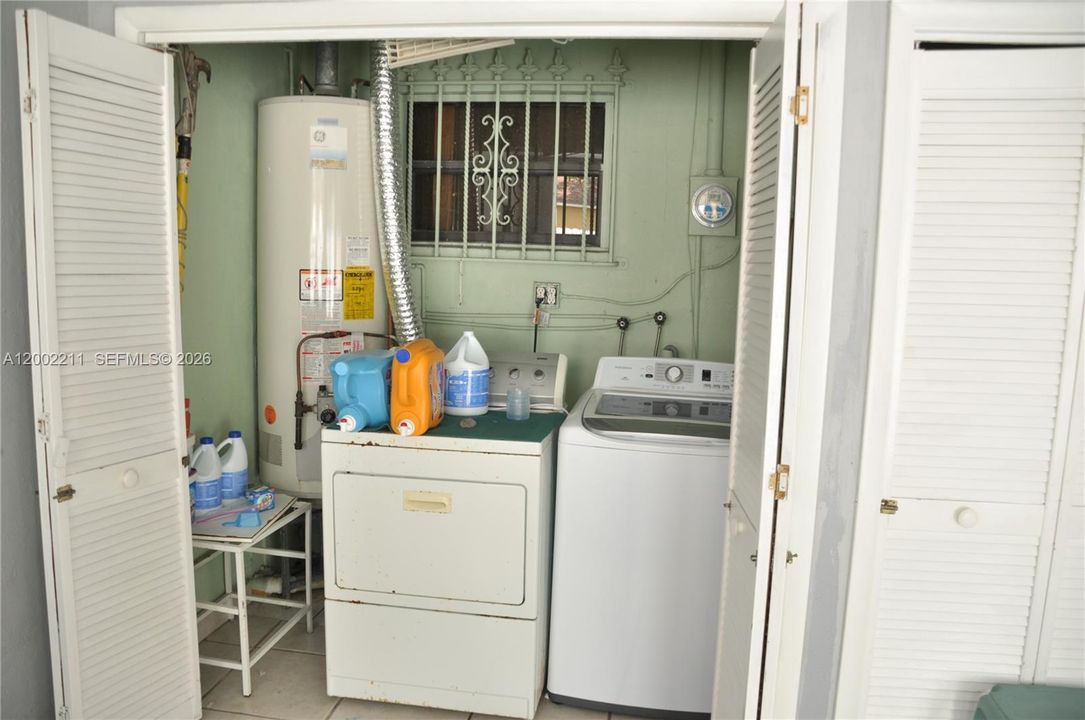 Activo con contrato: $695,500 (4 camas, 3 baños, 2366 Pies cuadrados)