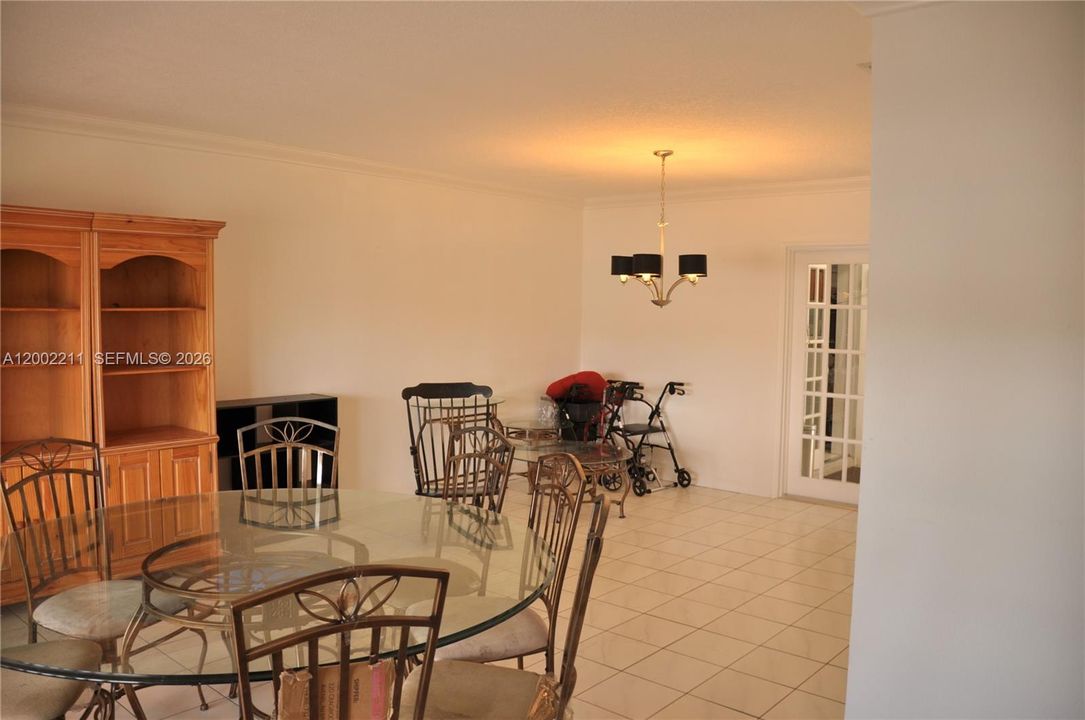 Activo con contrato: $695,500 (4 camas, 3 baños, 2366 Pies cuadrados)