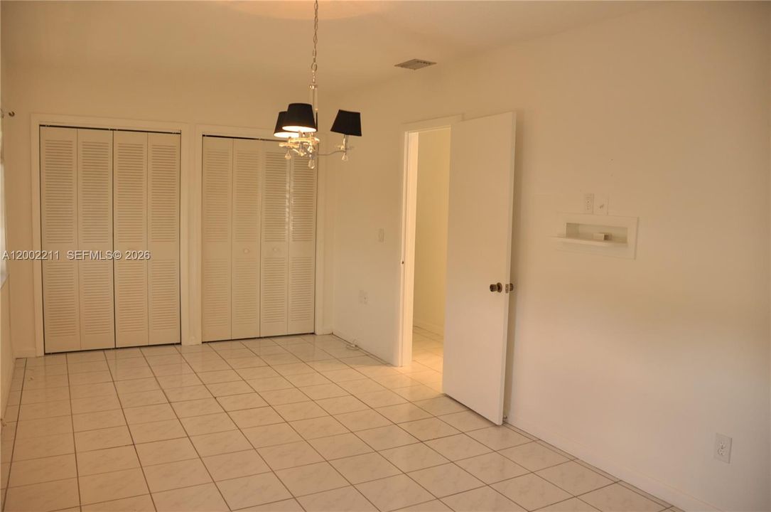 Activo con contrato: $695,500 (4 camas, 3 baños, 2366 Pies cuadrados)