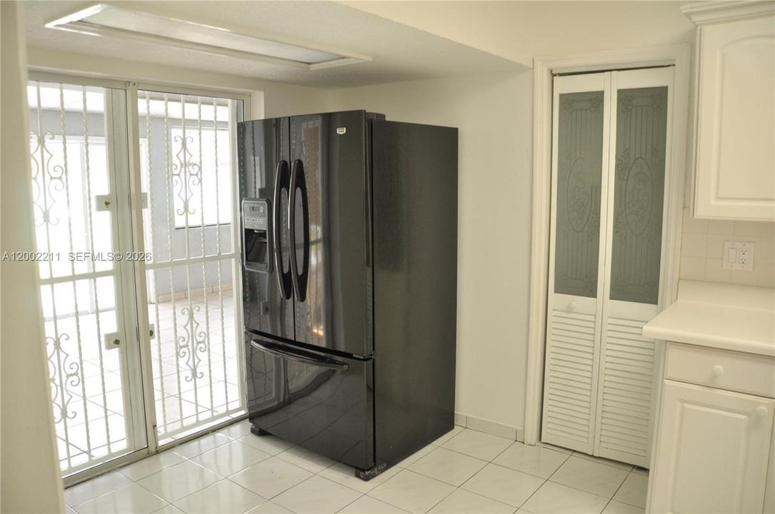 Activo con contrato: $695,500 (4 camas, 3 baños, 2366 Pies cuadrados)