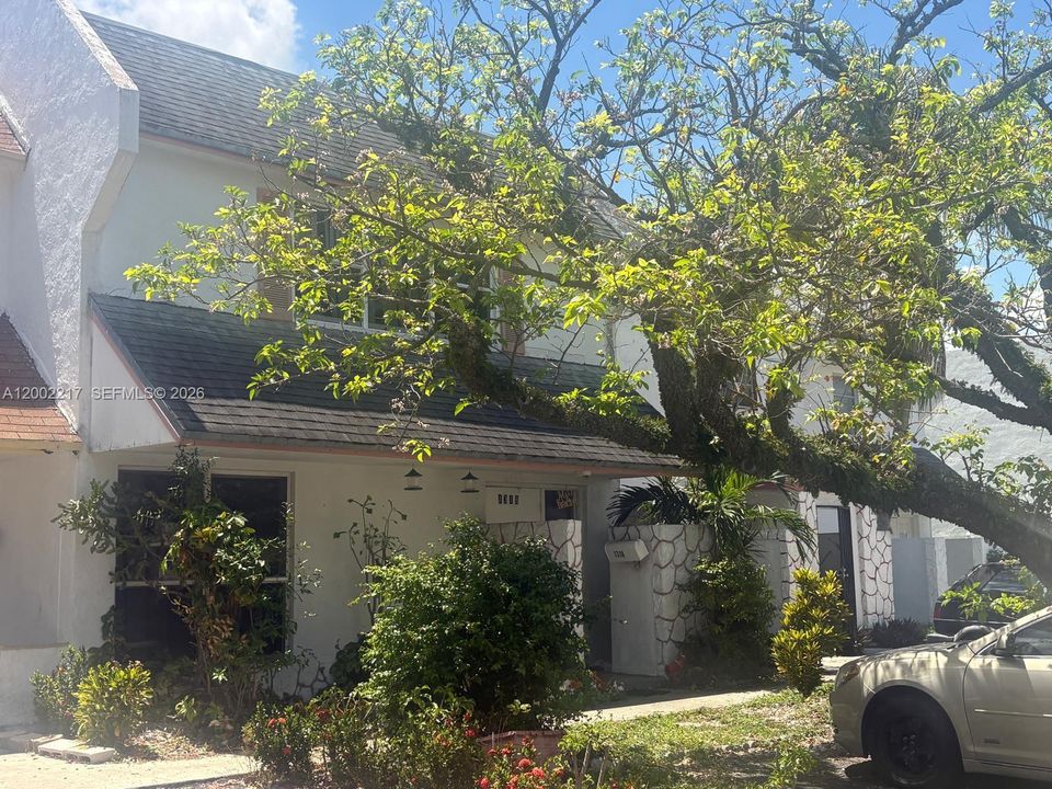 Activo con contrato: $370,000 (4 camas, 2 baños, 1492 Pies cuadrados)
