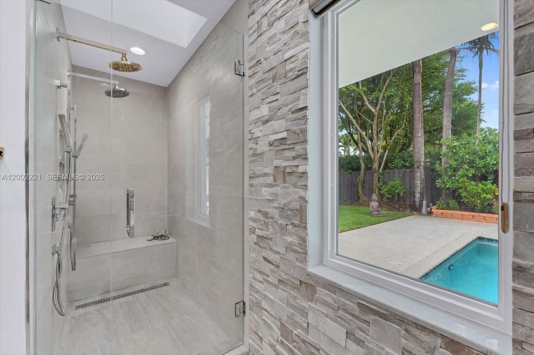 Separate shower with double shower heads