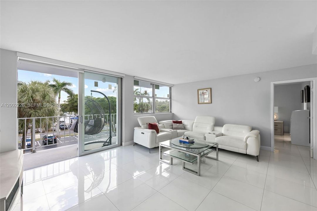 For Sale: $380,000 (2 beds, 2 baths, 1200 Square Feet)