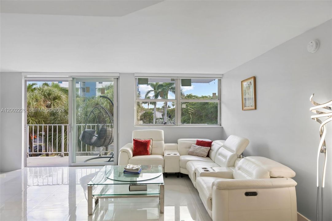 For Sale: $380,000 (2 beds, 2 baths, 1200 Square Feet)