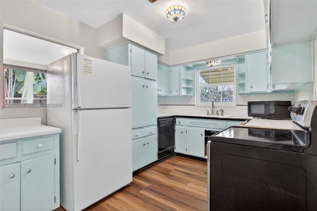 En Venta: $685,000 (3 camas, 2 baños, 1559 Pies cuadrados)