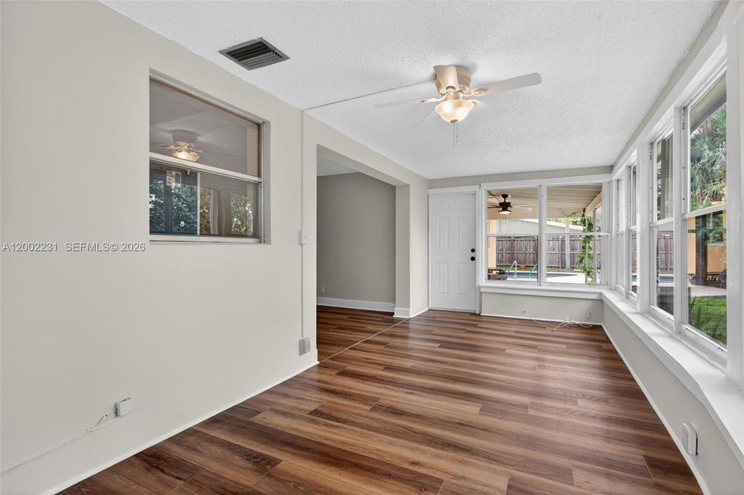 En Venta: $685,000 (3 camas, 2 baños, 1559 Pies cuadrados)