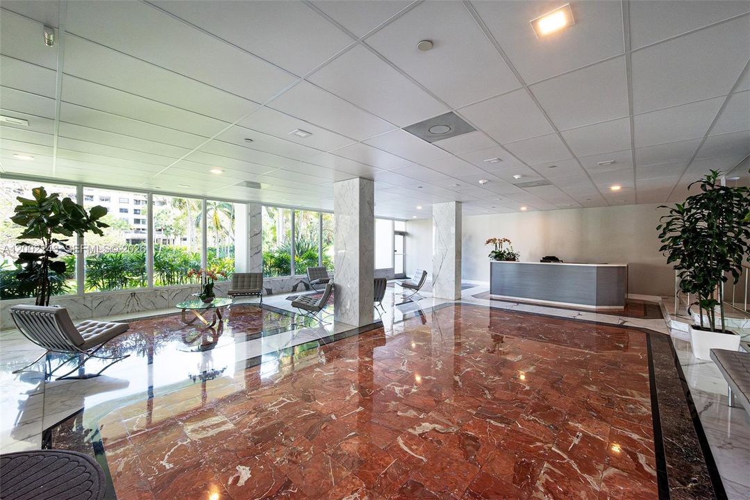 Activo con contrato: $11,000 (3 camas, 3 baños, 1930 Pies cuadrados)