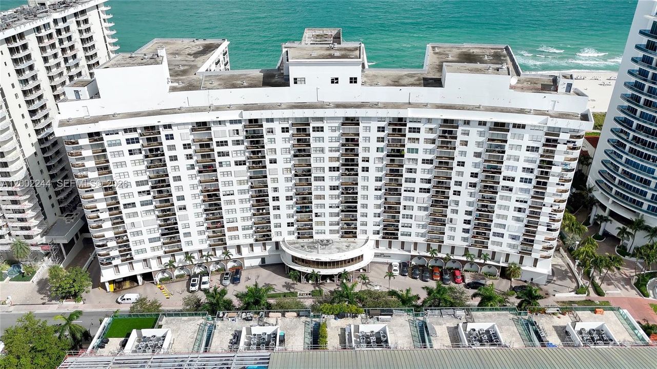 Active With Contract: $339,000 (1 beds, 2 baths, 1063 Square Feet)