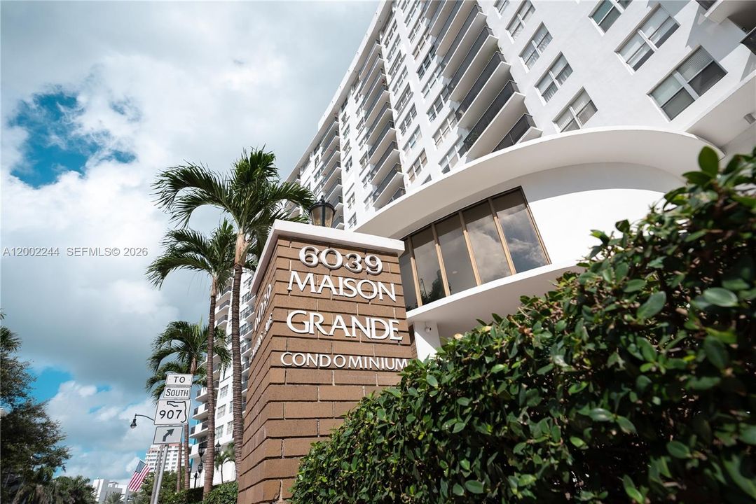 Active With Contract: $339,000 (1 beds, 2 baths, 1063 Square Feet)