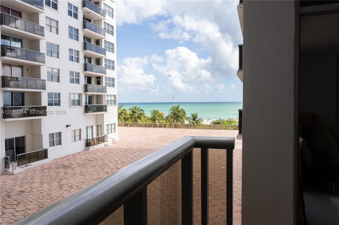 Active With Contract: $339,000 (1 beds, 2 baths, 1063 Square Feet)