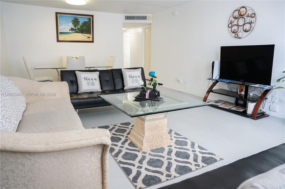 Active With Contract: $339,000 (1 beds, 2 baths, 1063 Square Feet)