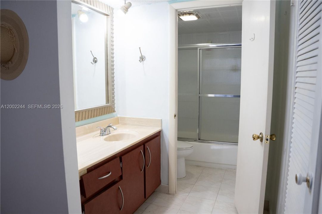 Active With Contract: $339,000 (1 beds, 2 baths, 1063 Square Feet)
