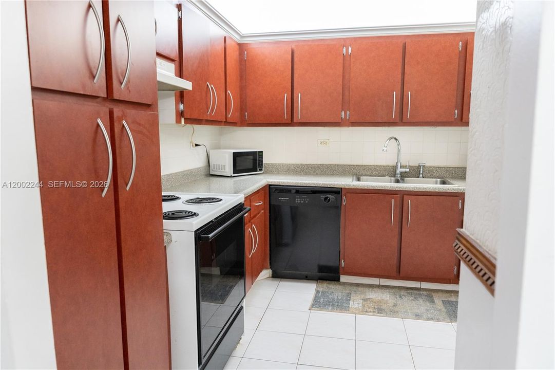 Active With Contract: $339,000 (1 beds, 2 baths, 1063 Square Feet)