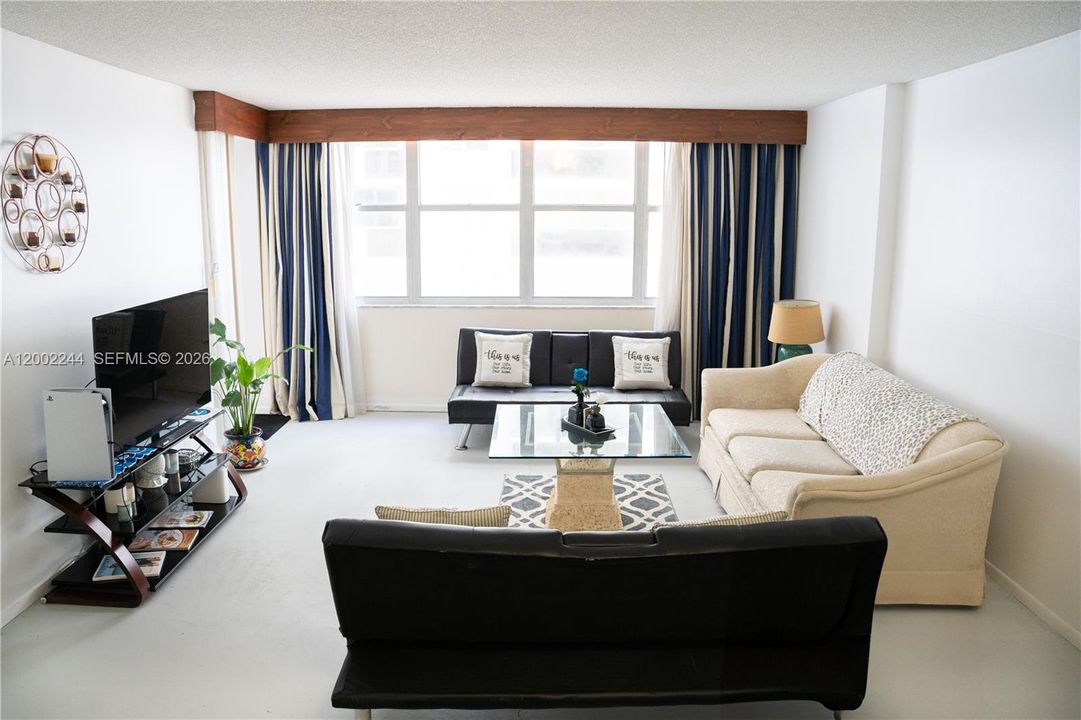 Active With Contract: $339,000 (1 beds, 2 baths, 1063 Square Feet)