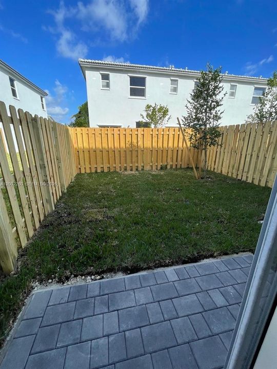 Active With Contract: $2,400 (3 beds, 2 baths, 1545 Square Feet)