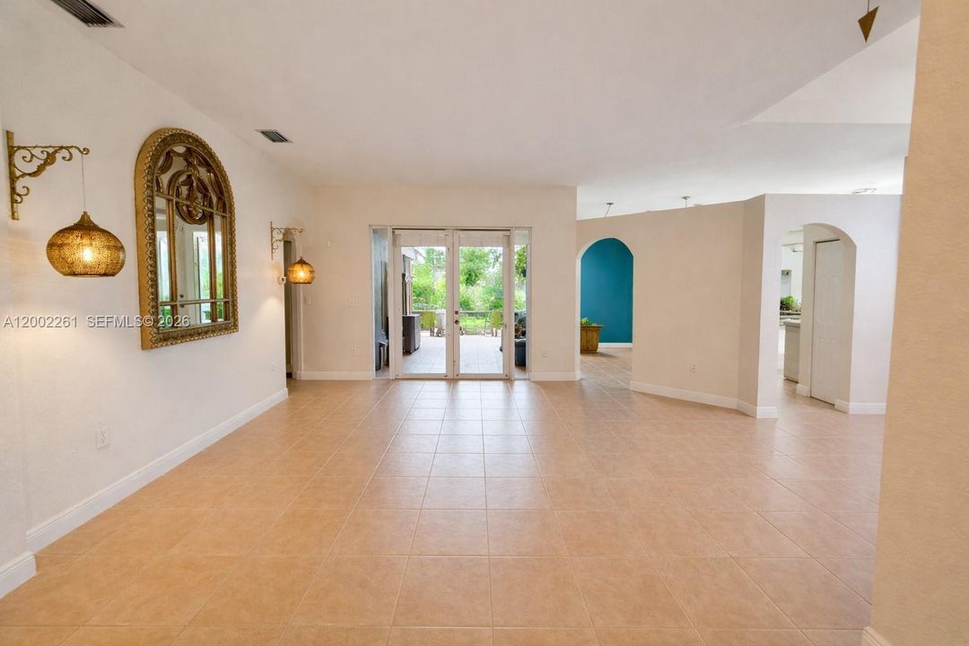 Vendido Recientemente: $520,000 (4 camas, 2 baños, 2122 Pies cuadrados)