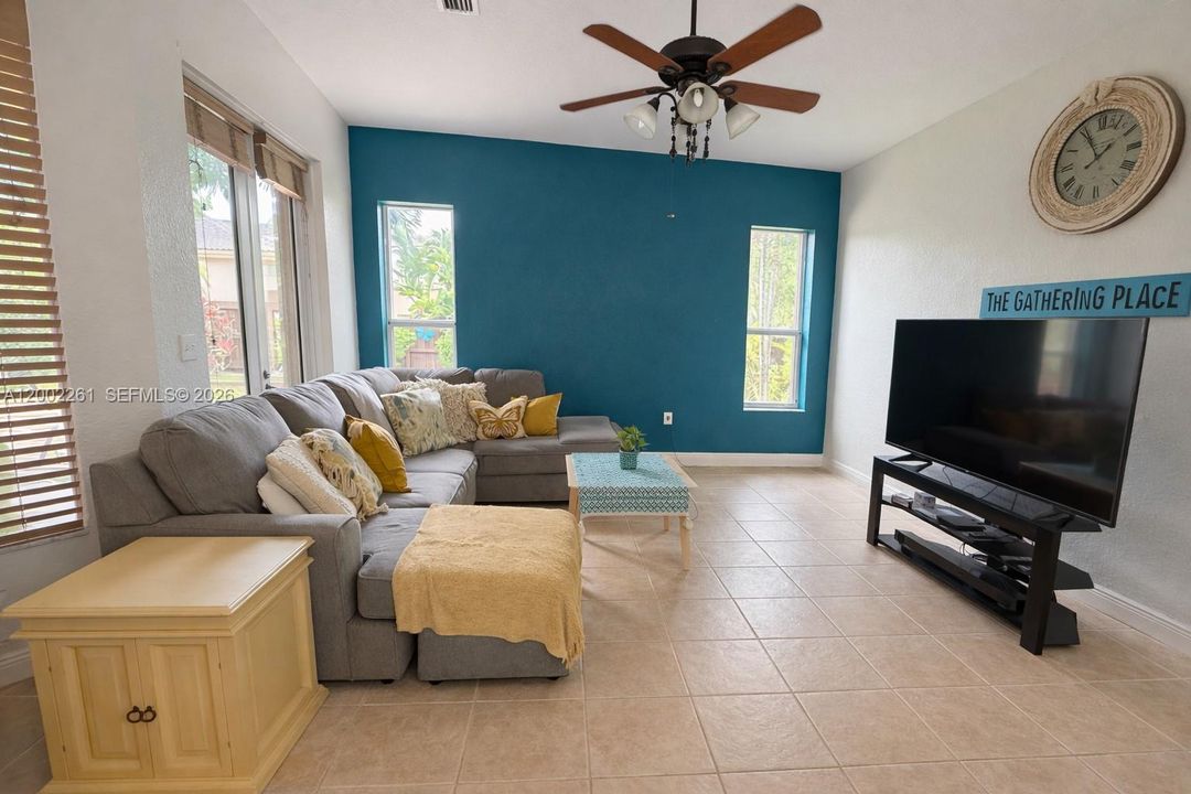 Vendido Recientemente: $520,000 (4 camas, 2 baños, 2122 Pies cuadrados)