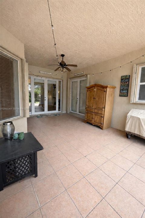 Vendido Recientemente: $520,000 (4 camas, 2 baños, 2122 Pies cuadrados)