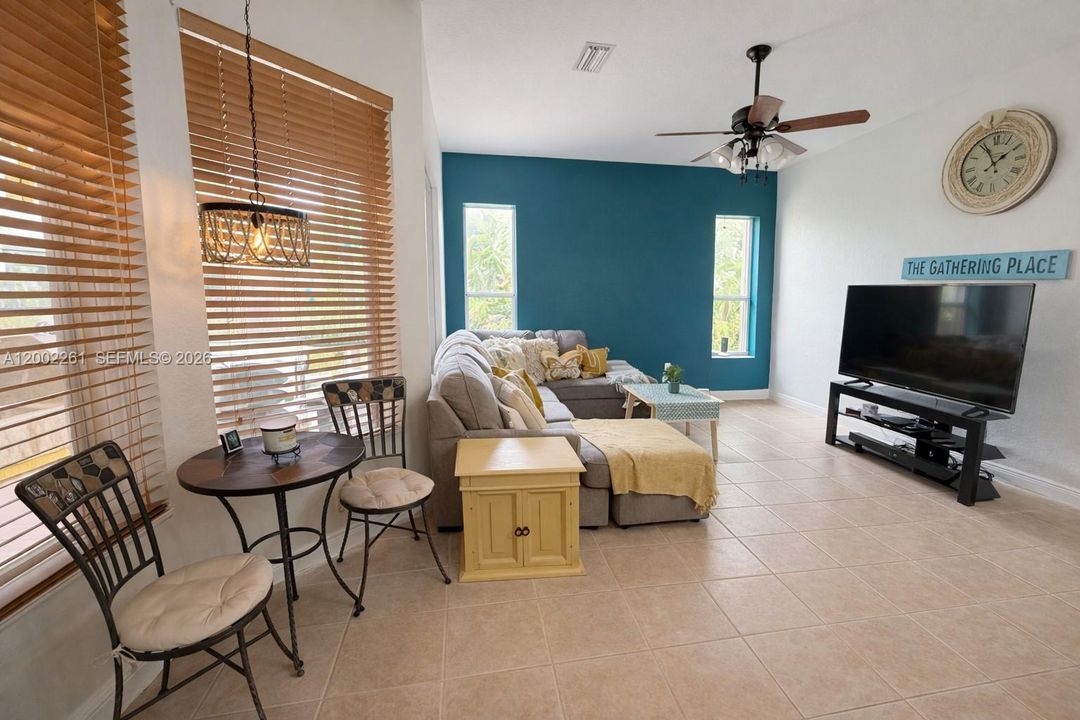 Vendido Recientemente: $520,000 (4 camas, 2 baños, 2122 Pies cuadrados)