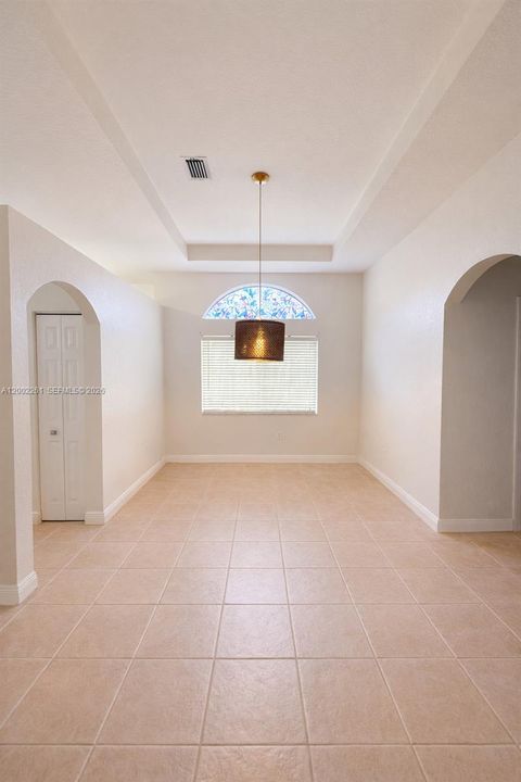 Vendido Recientemente: $520,000 (4 camas, 2 baños, 2122 Pies cuadrados)