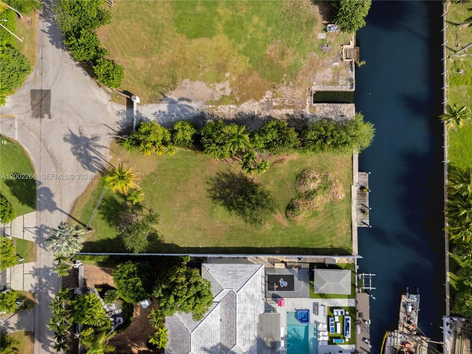 待售: $3,650,000 (0.30 acres)