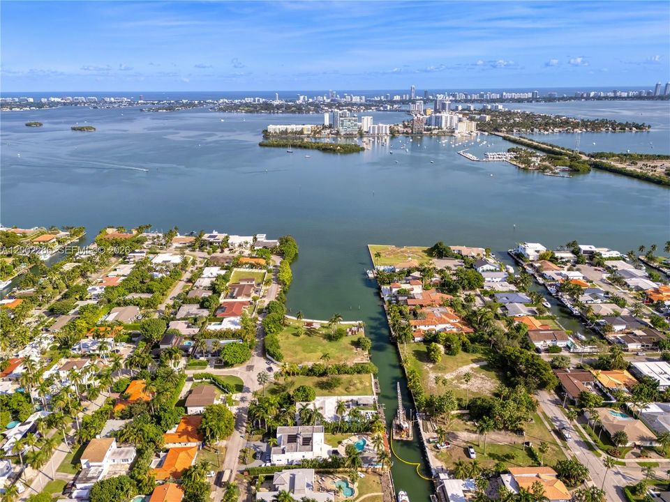 待售: $3,650,000 (0.30 acres)