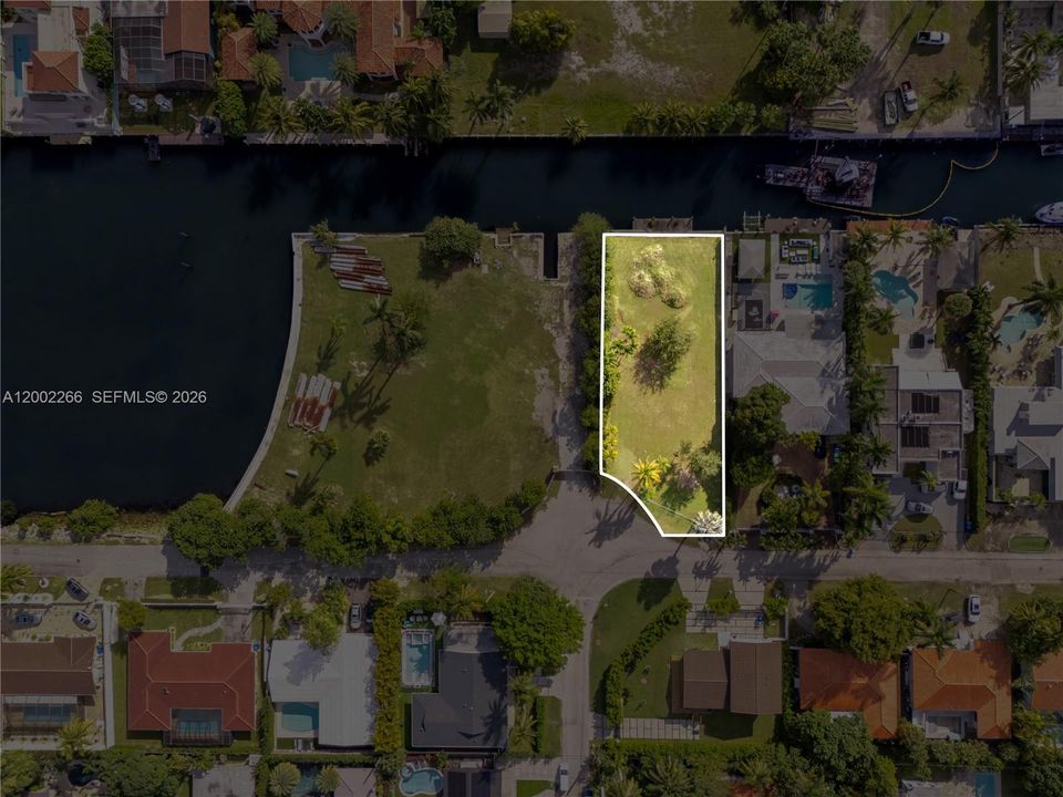 待售: $3,650,000 (0.30 acres)