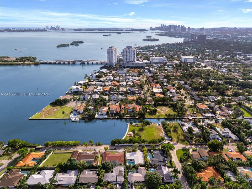 待售: $3,650,000 (0.30 acres)