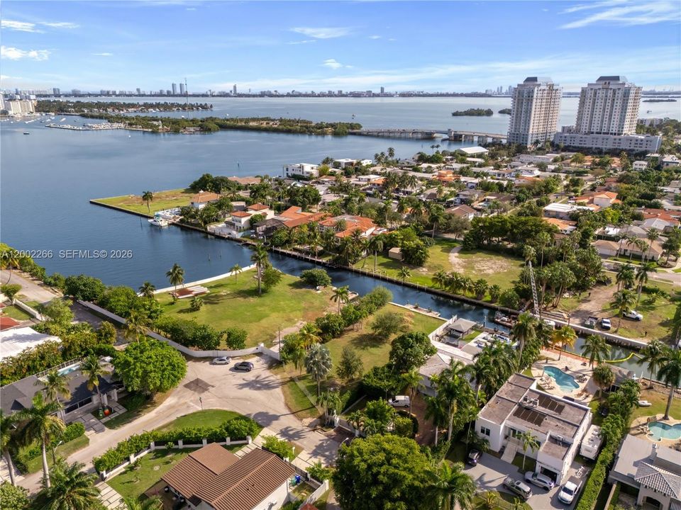 待售: $3,650,000 (0.30 acres)