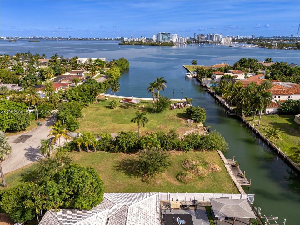 待售: $3,650,000 (0.30 acres)