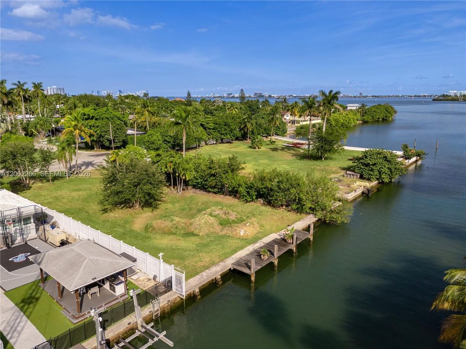 待售: $3,650,000 (0.30 acres)