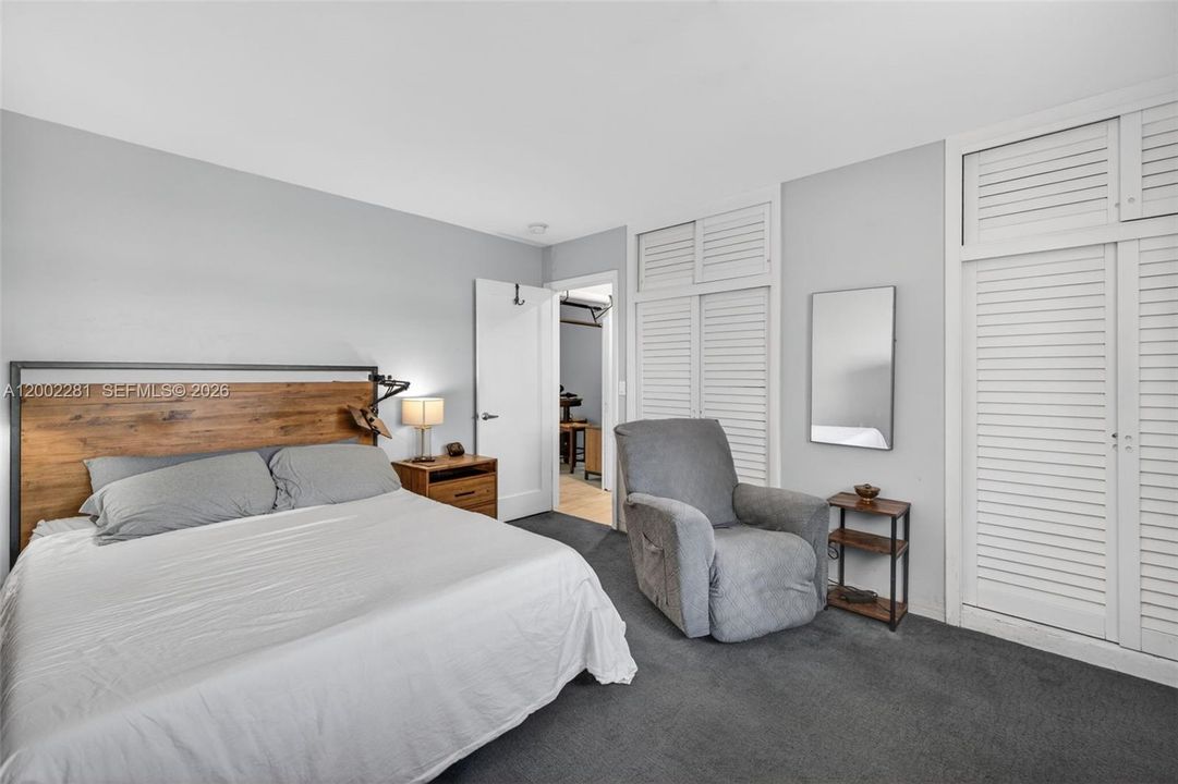 Active With Contract: $1,650 (1 beds, 1 baths, 670 Square Feet)