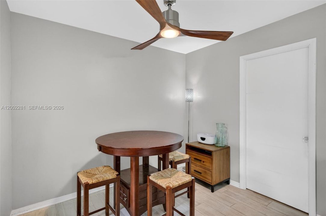 Active With Contract: $1,650 (1 beds, 1 baths, 670 Square Feet)