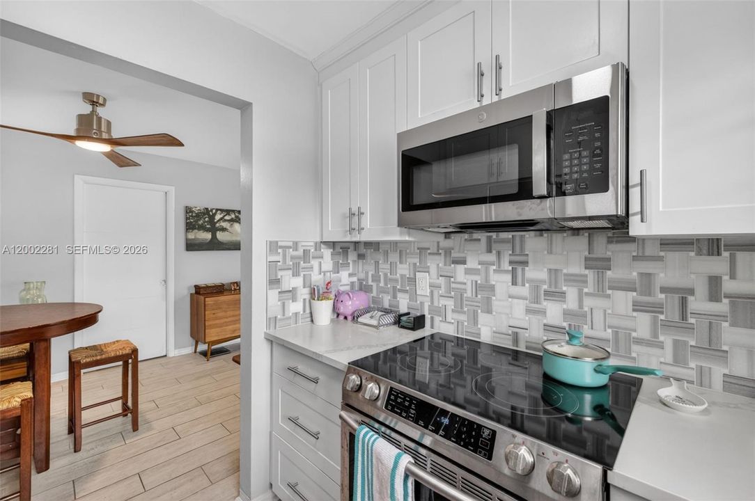 Active With Contract: $1,650 (1 beds, 1 baths, 670 Square Feet)