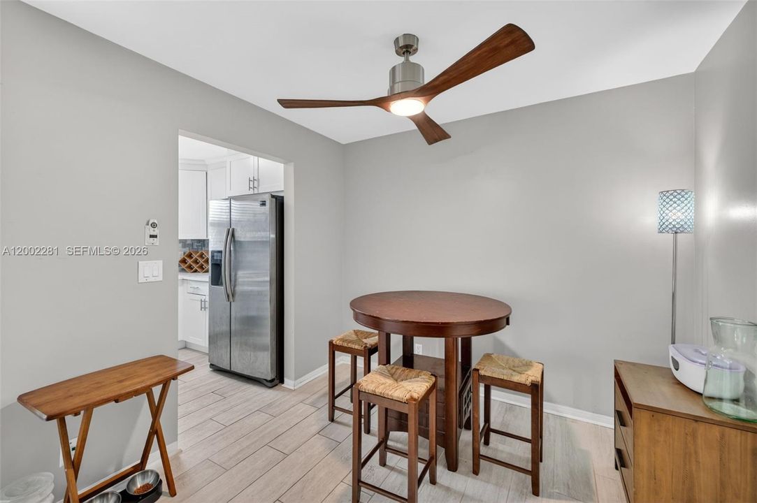 Active With Contract: $1,650 (1 beds, 1 baths, 670 Square Feet)