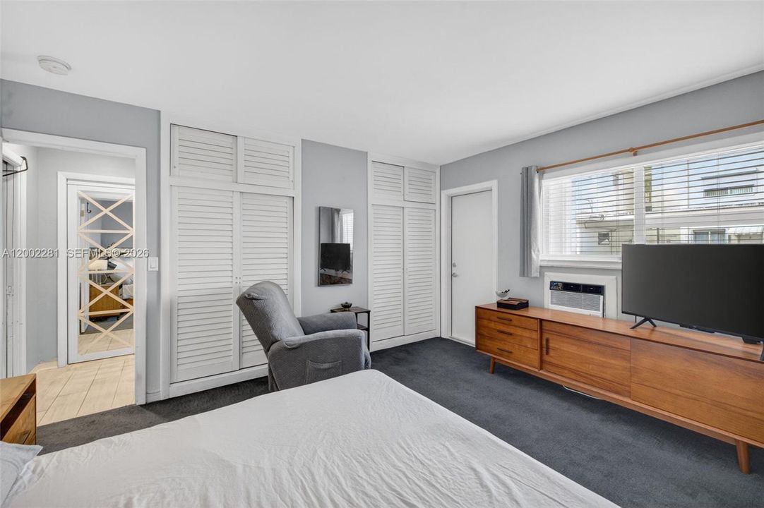 Active With Contract: $1,650 (1 beds, 1 baths, 670 Square Feet)