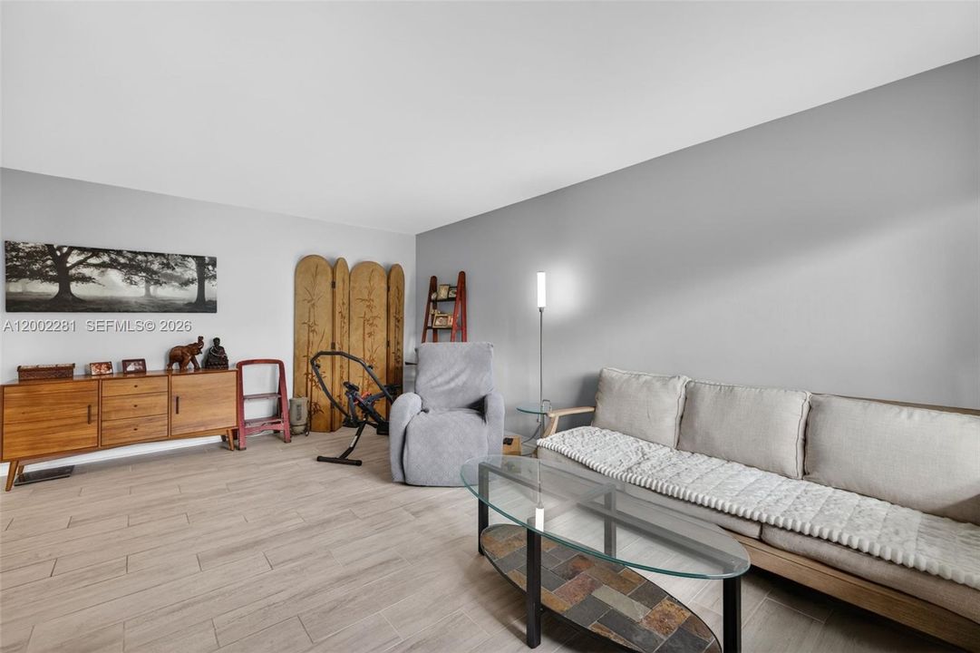 Active With Contract: $1,650 (1 beds, 1 baths, 670 Square Feet)