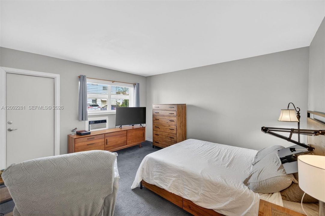 Active With Contract: $1,650 (1 beds, 1 baths, 670 Square Feet)