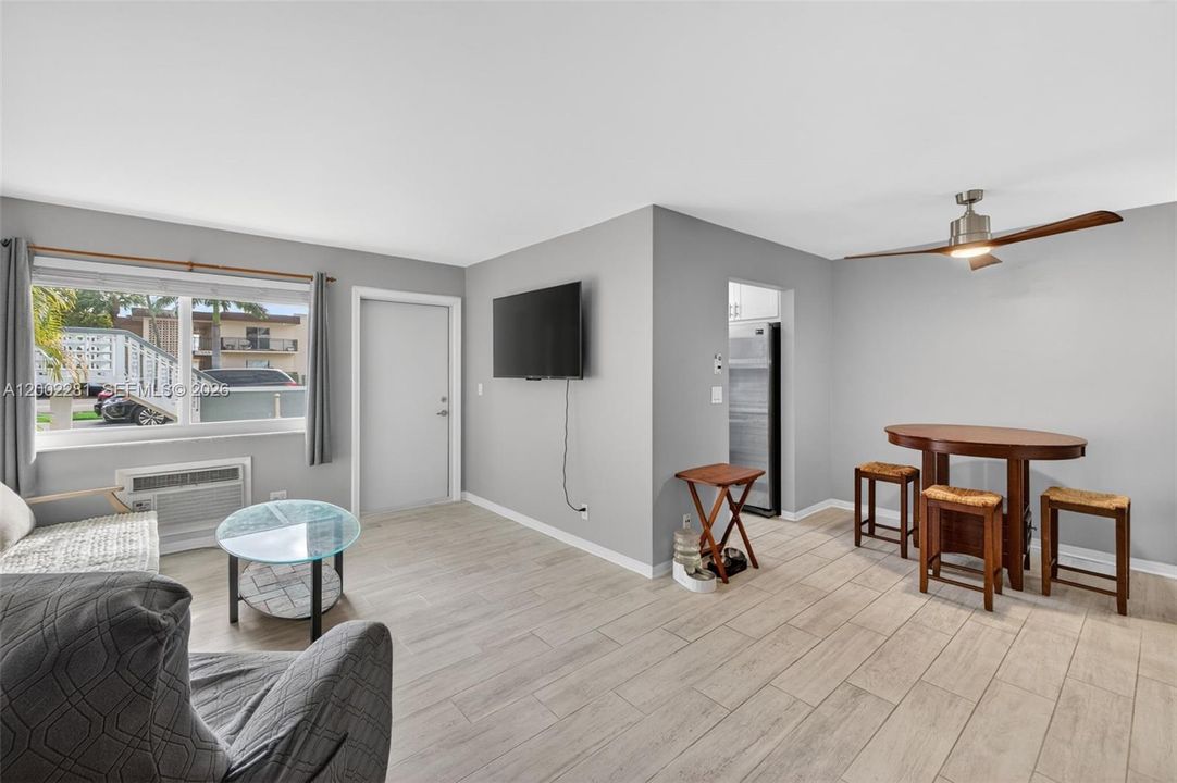 Active With Contract: $1,650 (1 beds, 1 baths, 670 Square Feet)