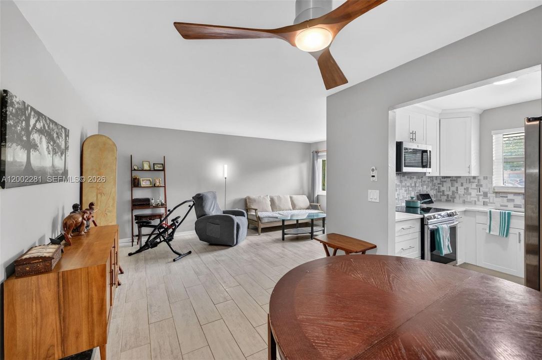 Active With Contract: $1,650 (1 beds, 1 baths, 670 Square Feet)