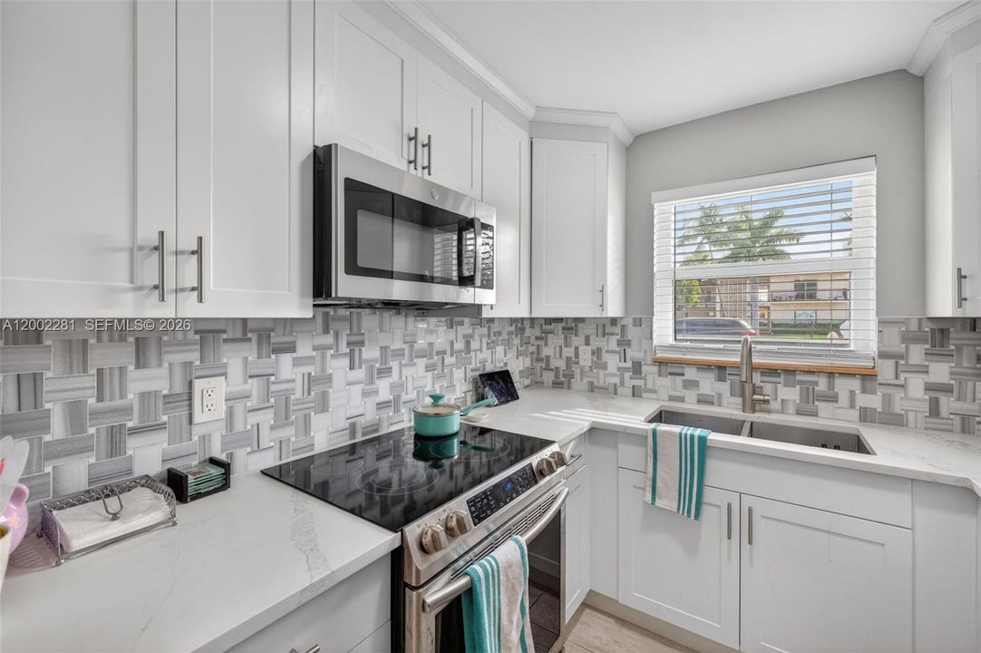 Active With Contract: $1,650 (1 beds, 1 baths, 670 Square Feet)
