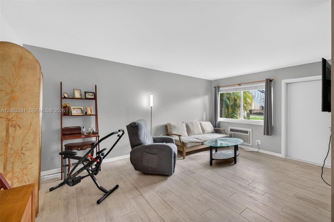 Active With Contract: $1,650 (1 beds, 1 baths, 670 Square Feet)