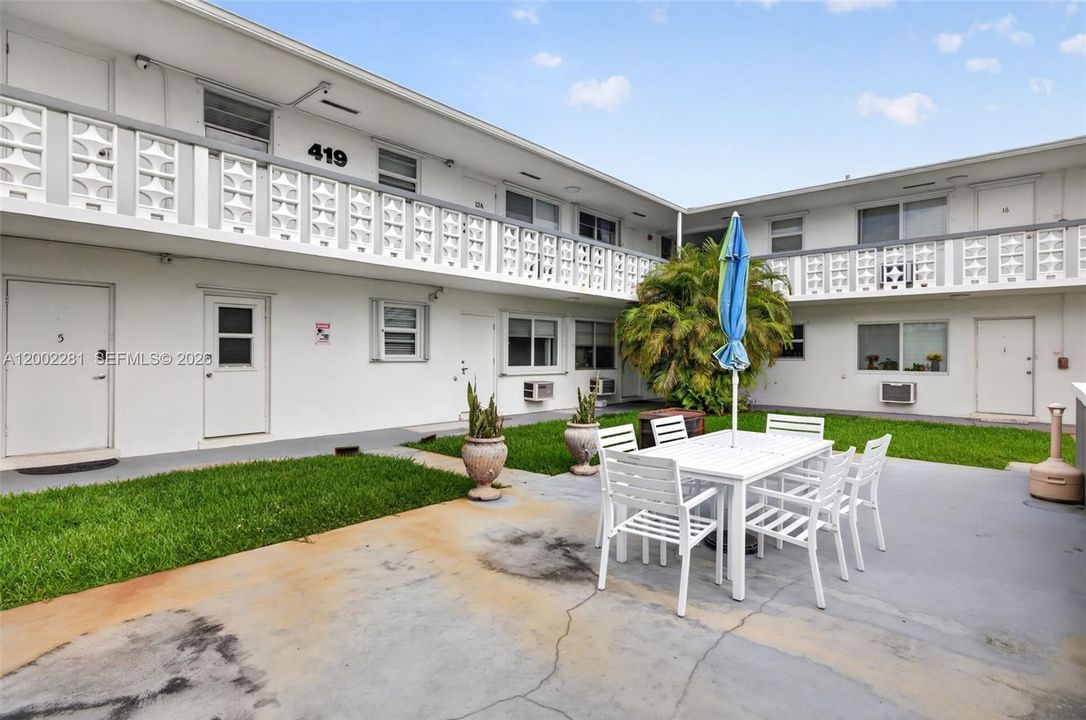 Active With Contract: $1,650 (1 beds, 1 baths, 670 Square Feet)