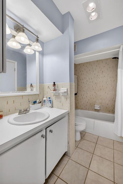Active With Contract: $1,650 (1 beds, 1 baths, 670 Square Feet)